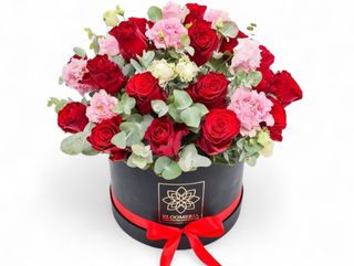 Cutie mare cu trandafiri si lisianthus