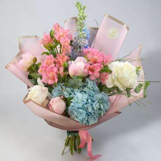 Buchet colorat cu bujori