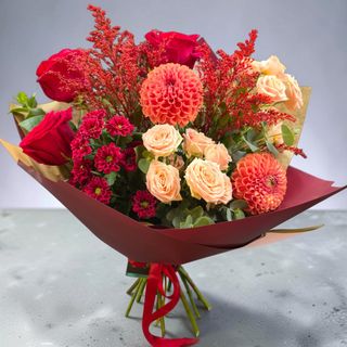 buchet cu flori rosii si peach