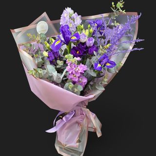 Buchet cu flori în nuanțe de mov