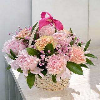 Bujori si trandafiri roz în cos