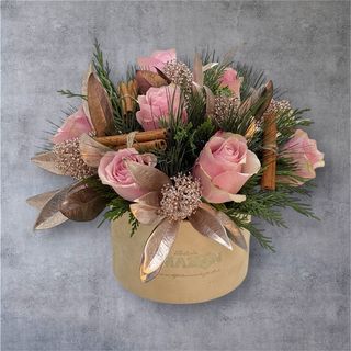 Trandafiri roz în cutie de Iarna