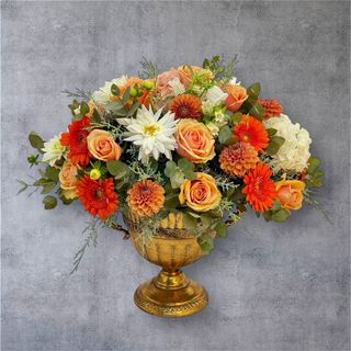 Pocal cu flori portocalii și albe