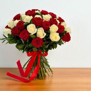 Royal cu trandafiri roșii și albi