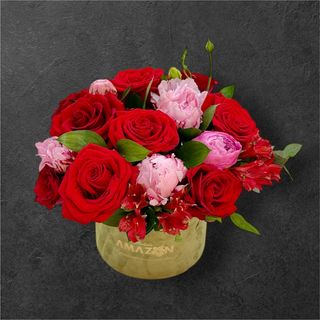 Trandafiri rosii și bujori