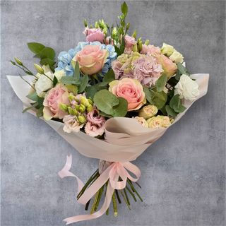 Emotie de Vara - Pastel cu Hortensii și Trandafiri