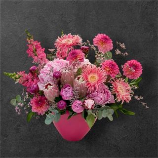 Flori roz în vas ceramic