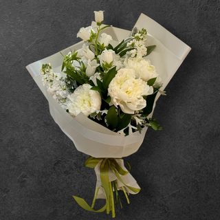 Buchet cu bujori și flori albe