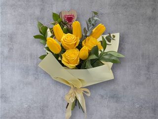 Trandafiri și lalele galbene