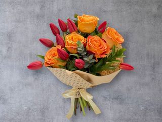 Trandafiri și lalele rosii