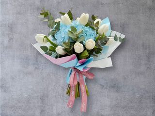 Hortensie blue și lalele albe