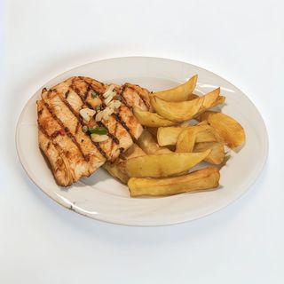 Pastrama din piept de pui cu garnitura