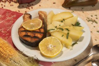 Somon la gratar cu garnitura