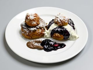 Papanași cu gem, smântână și topping fructe de pădure