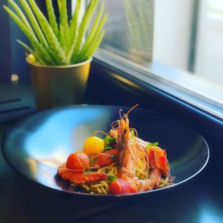 Gambas si spaghetti cu usturoi, busuioc si rosii cherry