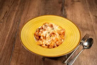 Penne gratinate cu sos rosu