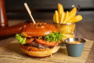 Burger clasic și cartofi prăjiți / wedges