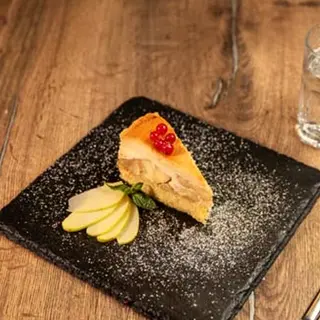 Tort de mere cu cremă de zahăr ars