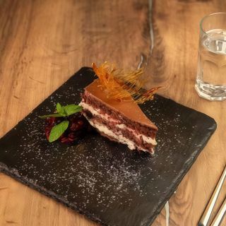 Tort de ciocolată cu vișine