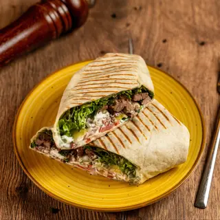 Wrap cu muschi de vita si sos de iaurt