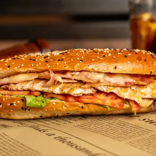 Sandwich cu pui la grill si bacon crispy