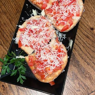 Bruschete cu roșii și mozzarella