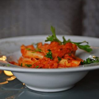 Penne cu pui si sos de rosii