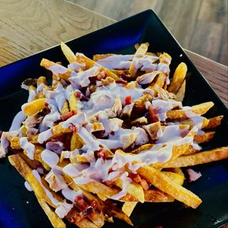 Cartofi cu bacon, piept de pui la grătar și sos Blue Cheese