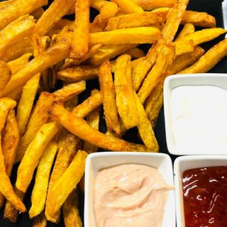 Cartofi cu 3 sosuri la alegere