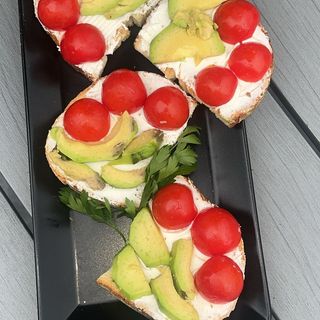 Bruschete cu rosii cherry si avocado