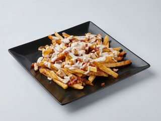 Cartofi cu bacon, piept de pui la grătar și sos Blue Cheese