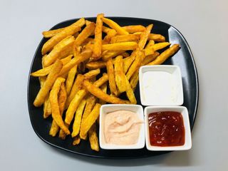 Cartofi cu 3 sosuri la alegere