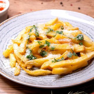 Cartofi cu sos Aioli, pătrunjel și parmezan