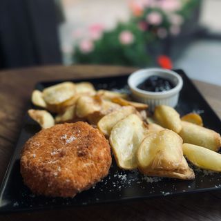 Camembert pane cu cartofi si dulceata de afine