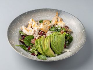 Salata cu avocado si piept de pui