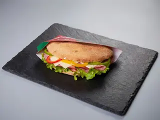 Sandwich cu salam