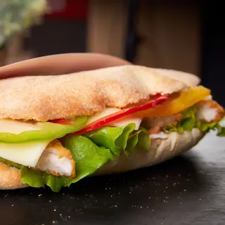 Sandwich cu snitel de pui