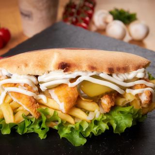 Sandwich cu snitel de pui si cartofi prăjiți