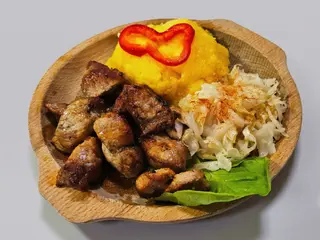 Pomana porcului la tigaie cu mamaliguta si varza murata