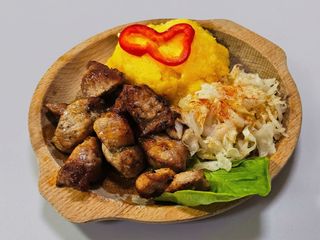 Pomana porcului la tigaie cu mamaliguta si varza murata