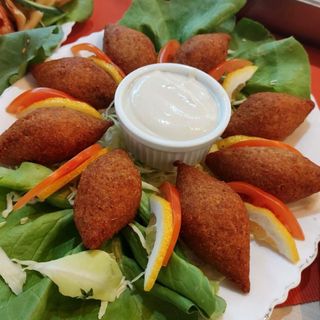 Kibbeh Maklieh cu sos Tarator (tahini)