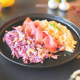 Papara cu Jambon si salata de varza rosie cu Mere si Caju 350g