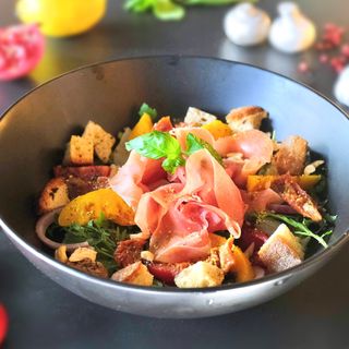 Salata Mediteraneana cu Prosciutto Crudo si Mozarella 350g