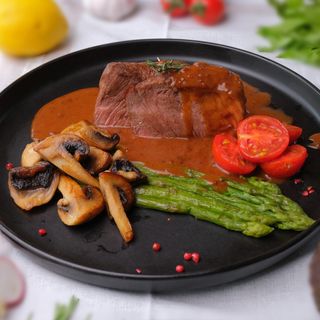 Filet Mignon cu sos demi-glace si sparanghel cu ciuperci – 400g