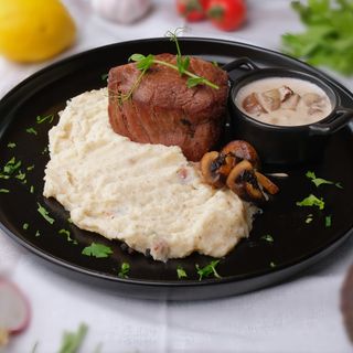 Muschi de vita cu sos de hribi si cartofi piure cu trufe - 400g