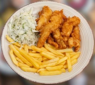 Pui Shanghai cu cartofi prăjiți și salată 