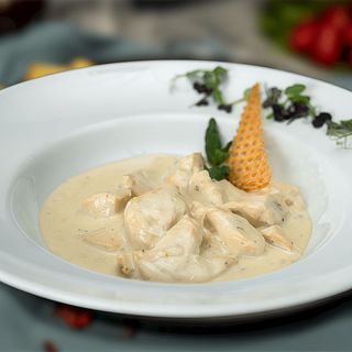 Pui cu sos gorgonzola și garnitură de cartofi natur