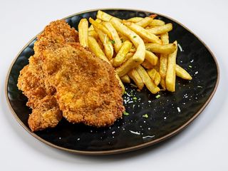 Meniu șnitel de pui pane/crispy cu cartofi pai și salată