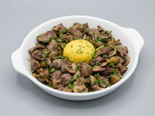 Ficaței de pui cu bacon la tigaie și mămăliguță