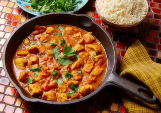 Tigaie picantă cu carne de porc și mămăliguță 